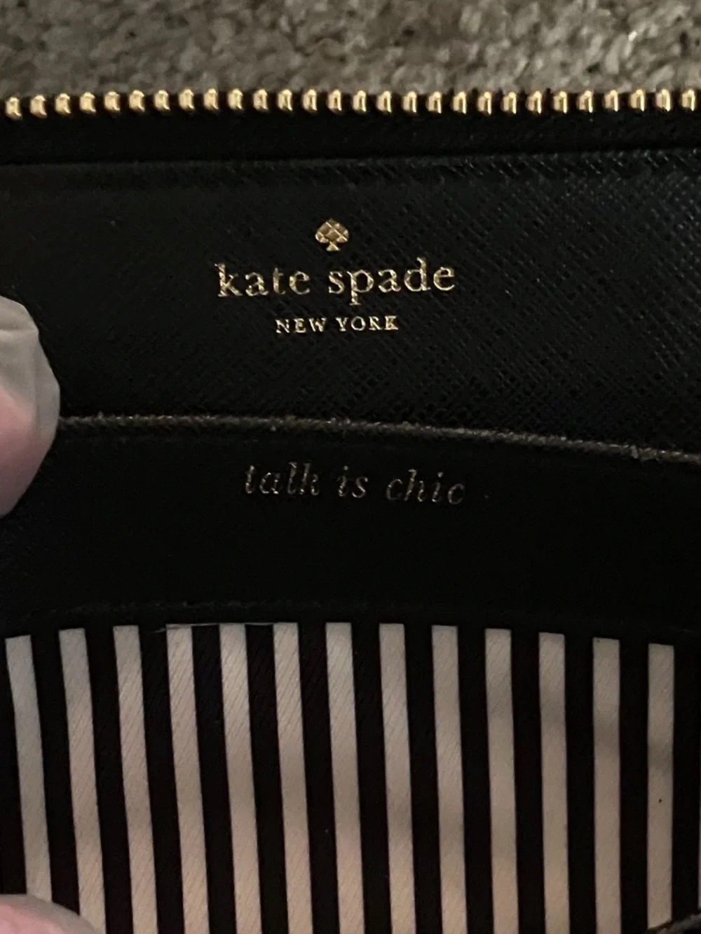 EXCELLENT CONDITION! KATE SPADE CEDAR STREET “TALK IS CHIC” ZIP AROUND WRISTLET
